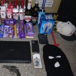 Robo calificado a un kiosco en Rosario: cuatro aprehendidos y toda la mercadería recuperada Bebidas, golosinas, una notebook, teléfonos celulares y un arma recuperados por la Policía tras el robo a un kiosco