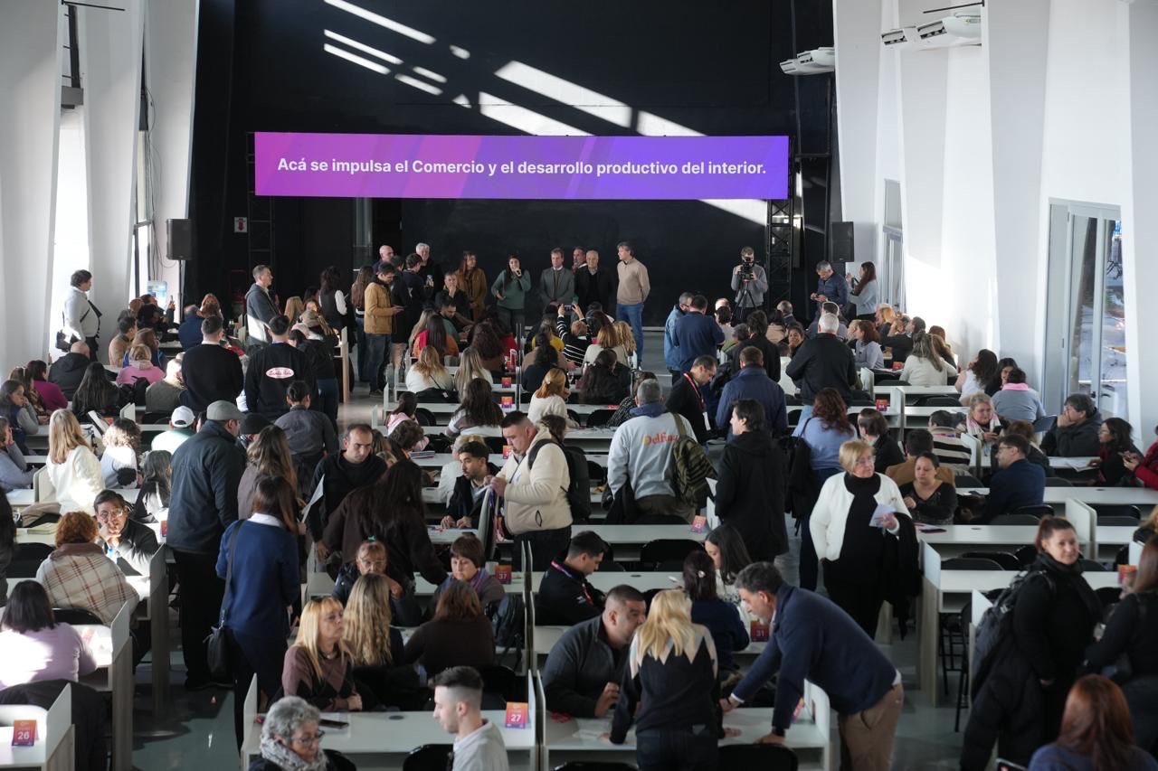Sala llena en el Encuentro de Abastecimiento Alimentario en La Fluvial, Rosario
