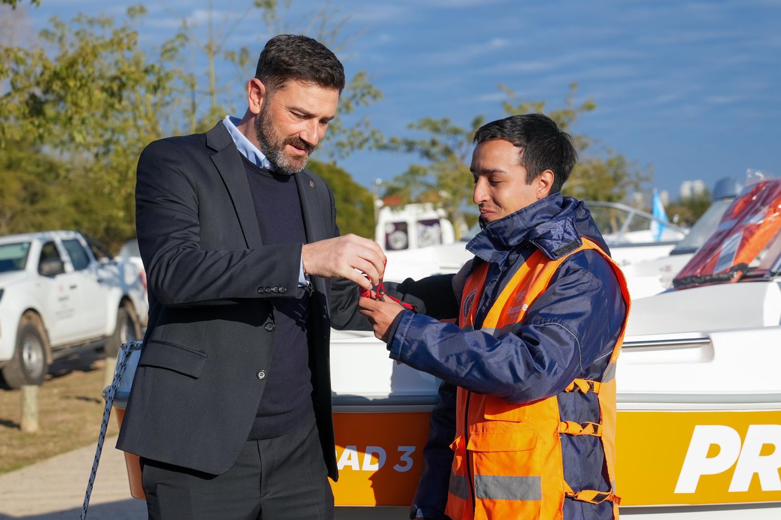 Entrega de llaves de una embarcación para Protección Civil de Santa Fe