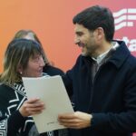 Familias de Funes y la región recibieron las escrituras de sus viviendas de manos de Pullaro El gobernador entrega la escritura de su vivienda a una vecina, en el acto de regularización dominial en Rosario
