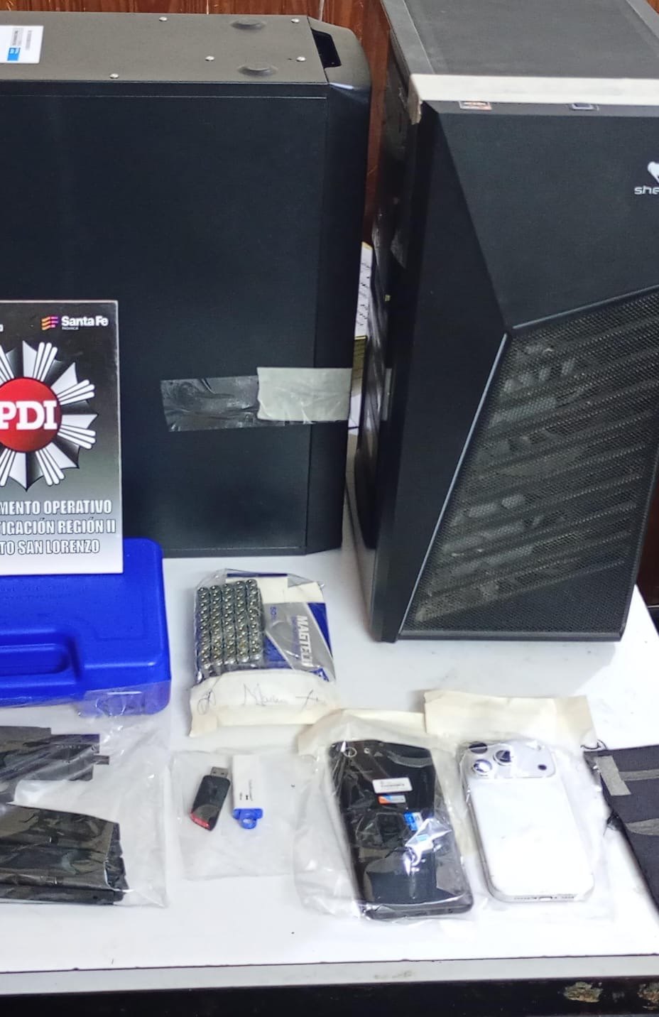 Computadoras, teléfonos celulares y pendrives secuestrados en el allanamiento de la PDI en Capitán Bermúdez