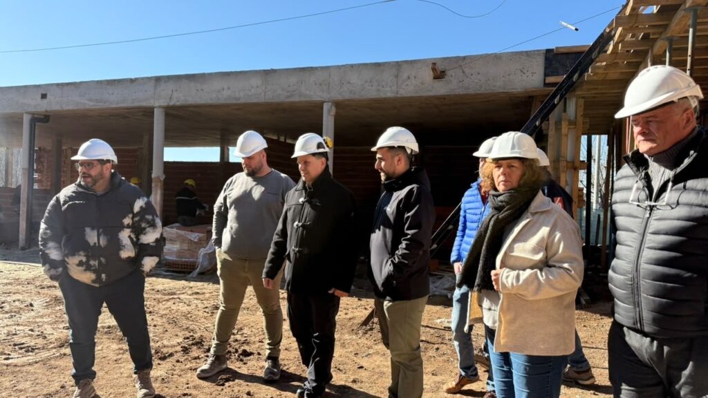 El intendente Daniel Escalante y concejales recorren las obras del nuevo edificio de la Escuela Secundaria N° 730 en Roldán