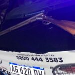 Violencia de género en Rosario: dos aprehendidos y una escopeta secuestrada tras las amenazas a una mujer Una escopeta de doble caño secuestrada por la Policía, apoyada sobre el capot de un móvil policial