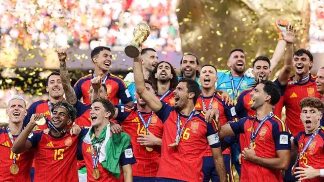 El plantel de España festeja con la Copa del Mundo tras ganar la final del Mundial 2026