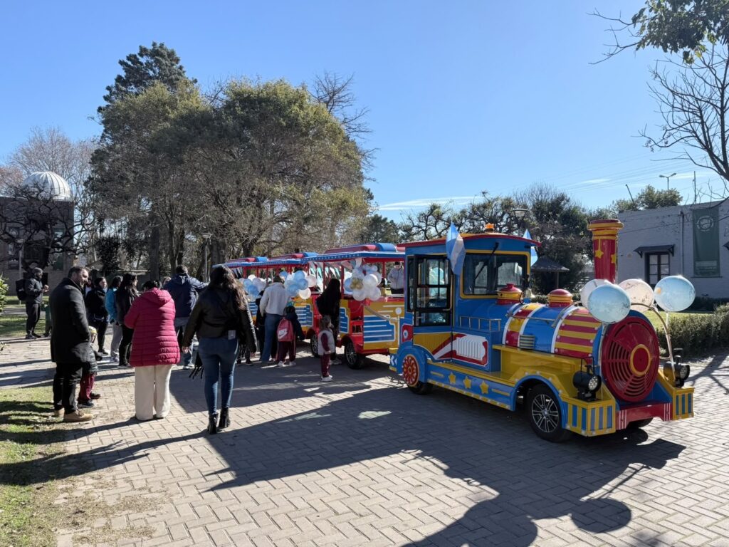 El trencito Expreso Funesito con familias en una plaza de Funes