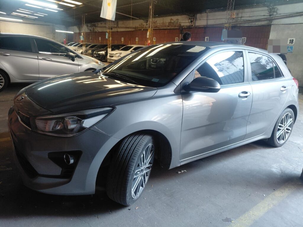 Vehículo Kia gris secuestrado en una cochera de Rosario