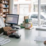 El Concejo busca frenar una distorsión impositiva para evitar que las farmacias de barrio dejen de vender medicamentos de alto costo Farmacias de barrio: una farmacéutica atiende a un adulto mayor en el mostrador