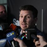 “Operativo App”: cómo hizo la PDI para entrar disfrazada de delivery a un punto de venta de drogas en Fisherton El secretario de Gestión Institucional, Federico Angelini, responde preguntas rodeado de micrófonos de la prensa