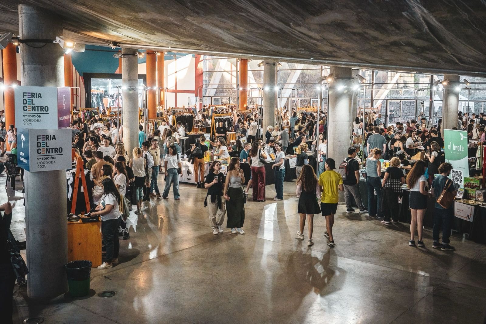 Público y expositores en la Feria del Centro