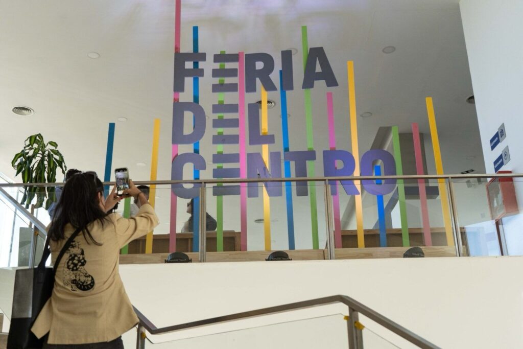 Stand de diseño en una edición de la Feria del Centro en Rosario