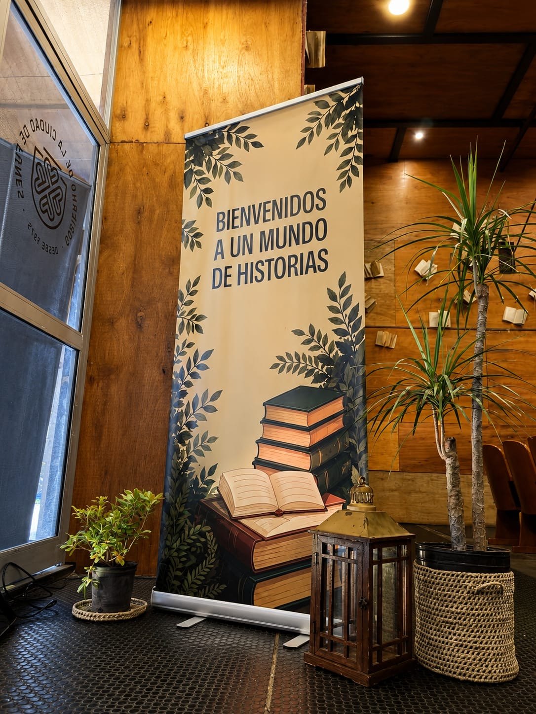 Un banner con la leyenda Bienvenidos a un mundo de historias en el ingreso del Galpón Municipal de Funes