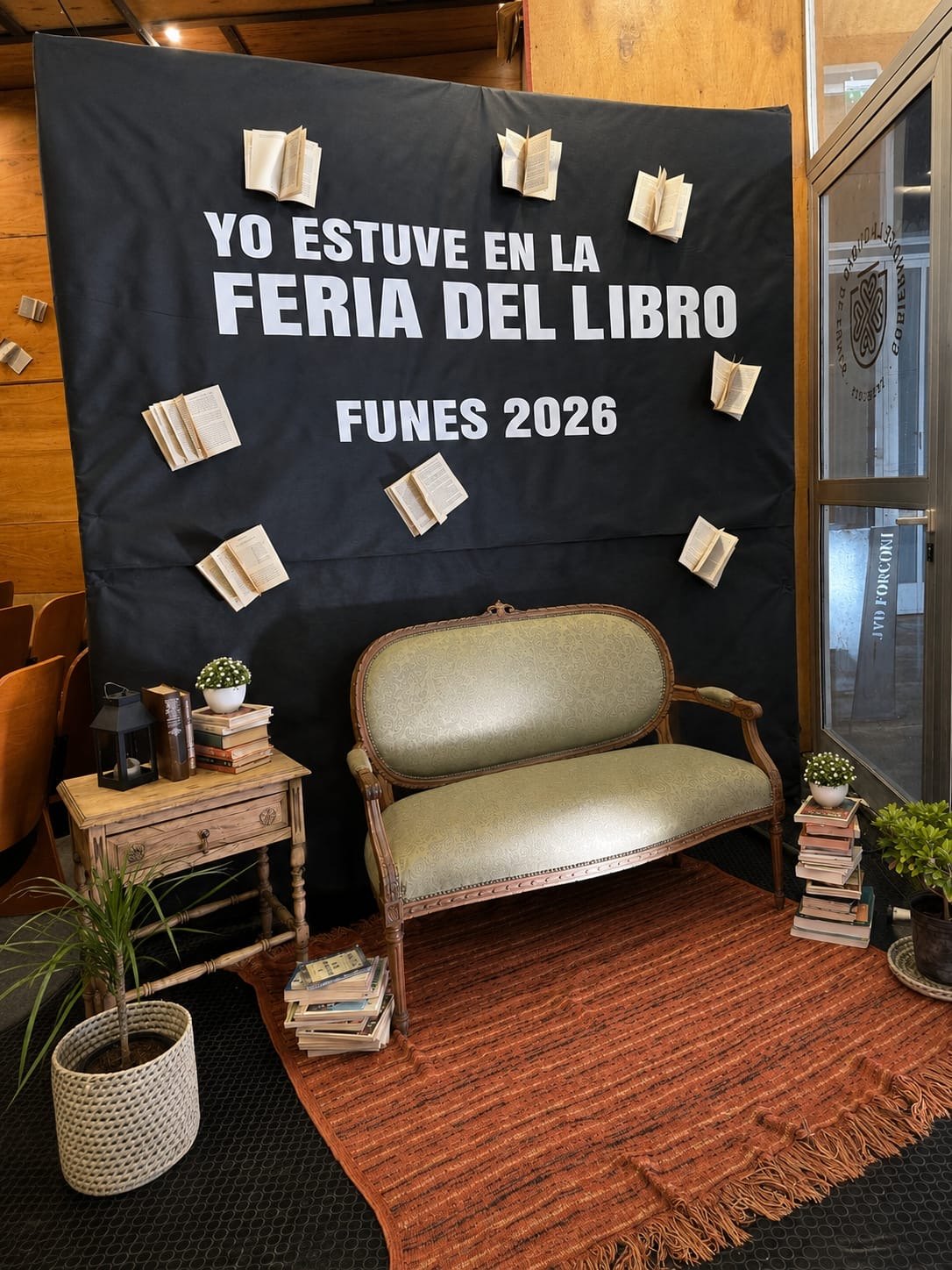El sector de fotos con la leyenda Yo estuve en la Feria del Libro Funes 2026, en el Galpón Municipal
