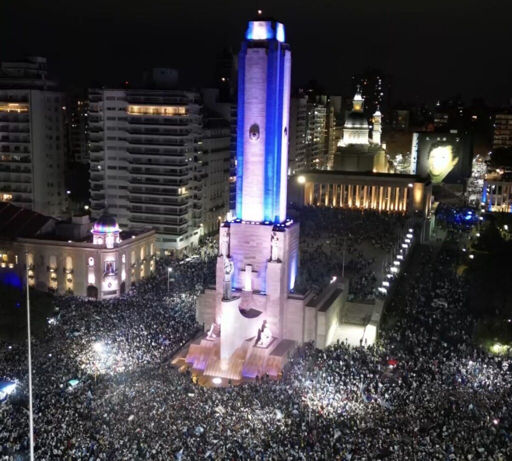 Una multitud colma el entorno del Monumento Nacional a la Bandera durante los festejos por la Selección, en Rosario