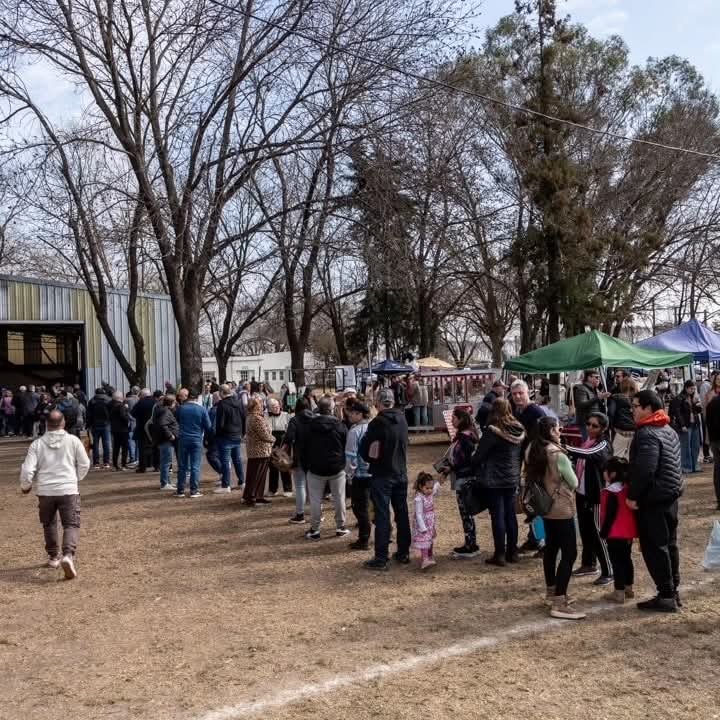 Decenas de personas hacen fila y recorren los puestos en el Camping Comunal de Soldini