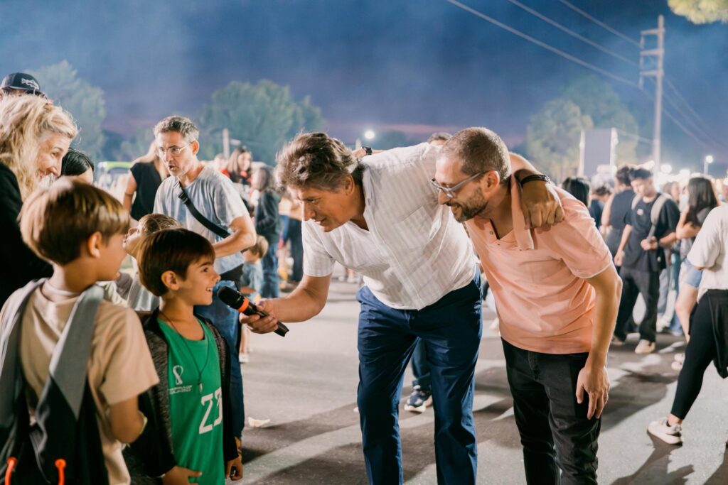 Chicos y vecinos junto a autoridades en un evento en Funes, declarada Ciudad de los Niños