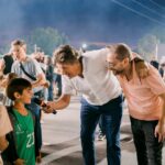 Chicos y vecinos junto a autoridades en un evento en Funes, declarada Ciudad de los Niños