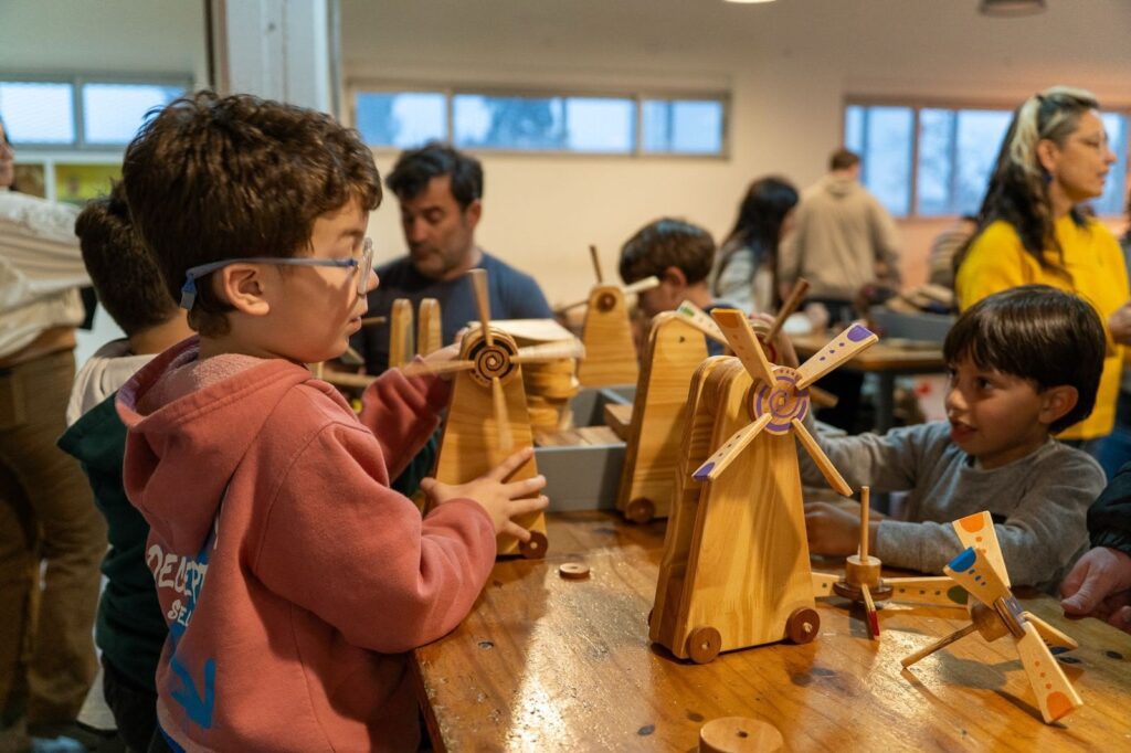 Niños participan de un taller de construcción, en el marco de las actividades para las infancias