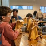 Niños participan de un taller de construcción, en el marco de las actividades para las infancias