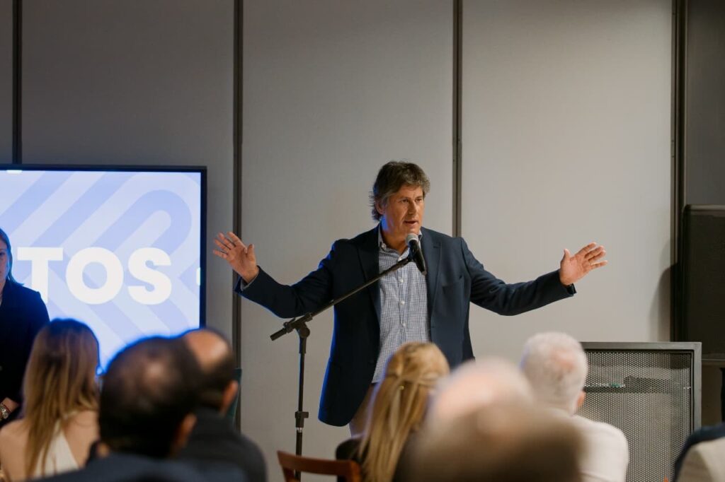 El intendente Roly Santacroce durante la presentación del crecimiento económico de Funes
