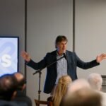El intendente Roly Santacroce durante la presentación del crecimiento económico de Funes