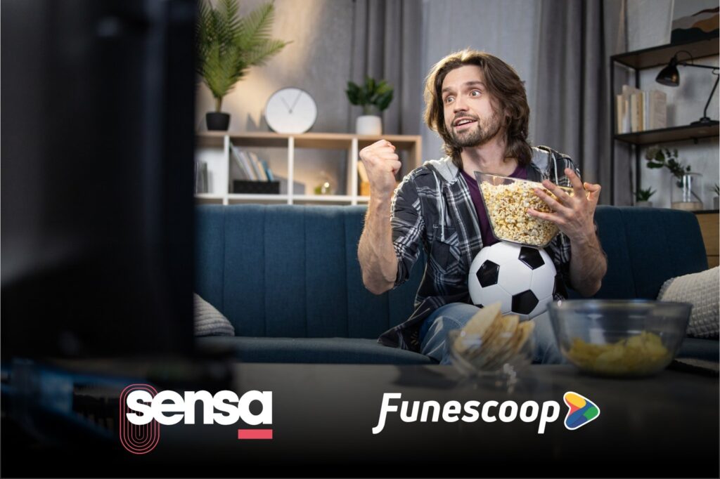 Un hincha mira un partido en el televisor con pochoclos y una pelota, con los logos de Sensa y Funescoop