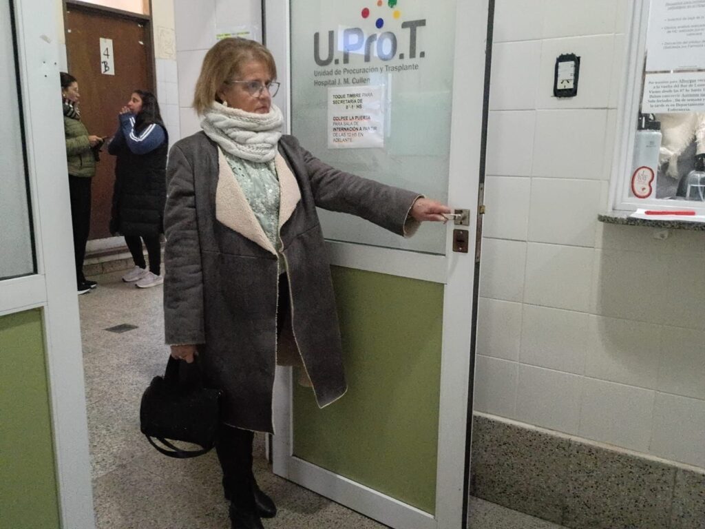 Gabriela Varalda, trasplantada renal, en la puerta de la Unidad de Procuración y Trasplante del Hospital Cullen de Santa Fe