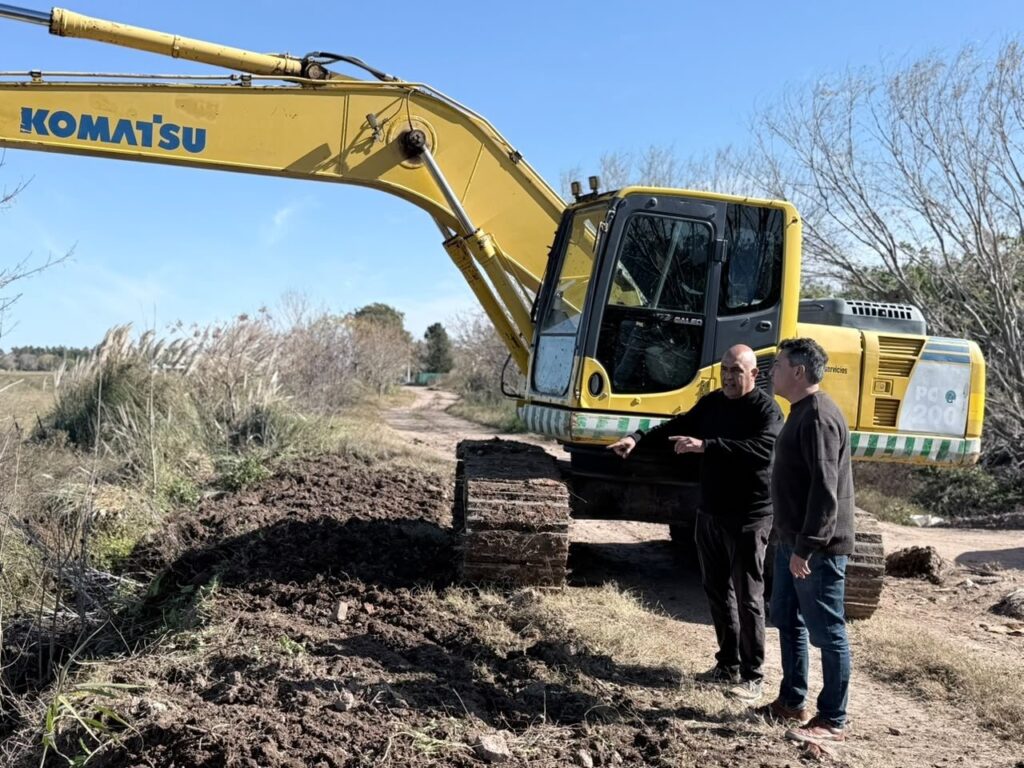 El secretario de Obras Públicas de Funes, Maximiliano García, junto a la maquinaria en los trabajos de limpieza de canales