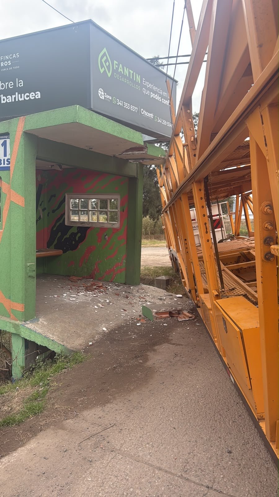La garita 1 BIS dañada tras el choque en Funes