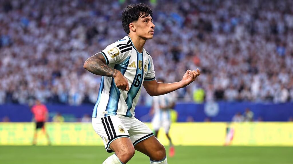 Homenaje al Indio Solari: Lisandro Martínez festeja su gol con la Selección
