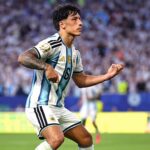 El homenaje de Licha Martínez al Indio Solari tras su gol en el Mundial Homenaje al Indio Solari: Lisandro Martínez festeja su gol con la Selección
