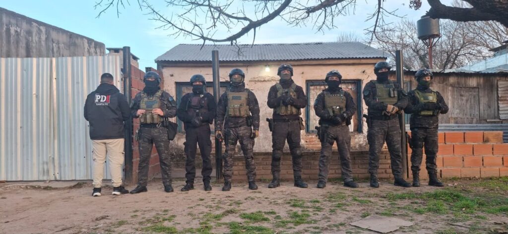 Grupos tácticos y PDI de la Policía de Santa Fe durante el allanamiento en Fray Luis Beltrán por el homicidio de Gastón Montenegro