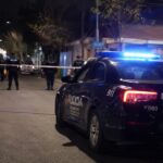 Mataron a un hombre de 47 años de un balazo en Brandazza al 3000, en Rosario Un patrullero de la Policía de Santa Fe y personal en la escena de un homicidio, de noche, en Rosario