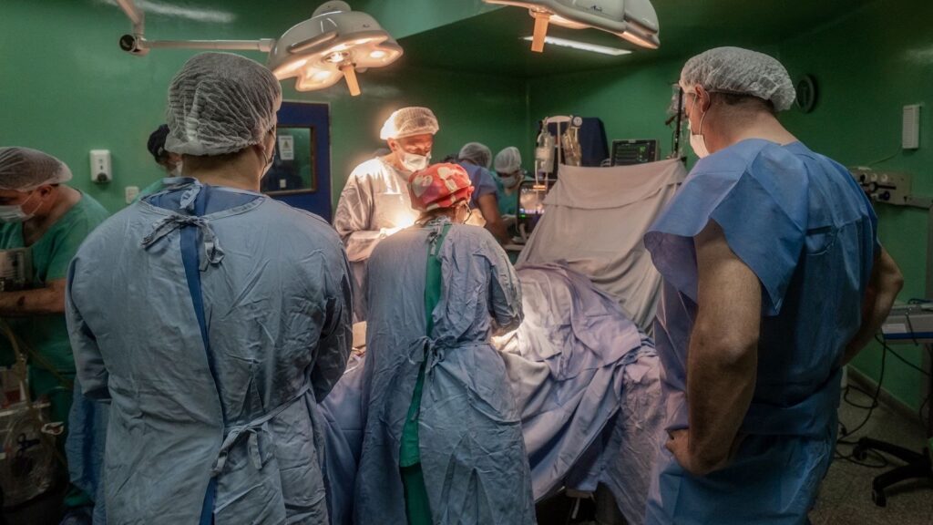 Un equipo de profesionales del Hospital Cullen de Santa Fe durante un trasplante renal en el quirofano