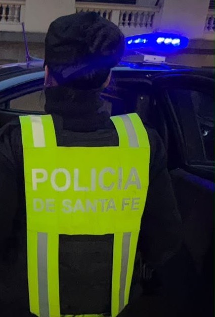 Personal de la Policía de Santa Fe junto a un móvil durante un procedimiento en el centro de Rosario