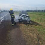 Un bombero de Funes extingue el incendio de un automóvil sobre la Autopista a Córdoba