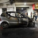 Se incendió un automóvil en pleno centro de Rosario El automóvil incendiado en la esquina de San Martín y San Luis, en el centro de Rosario