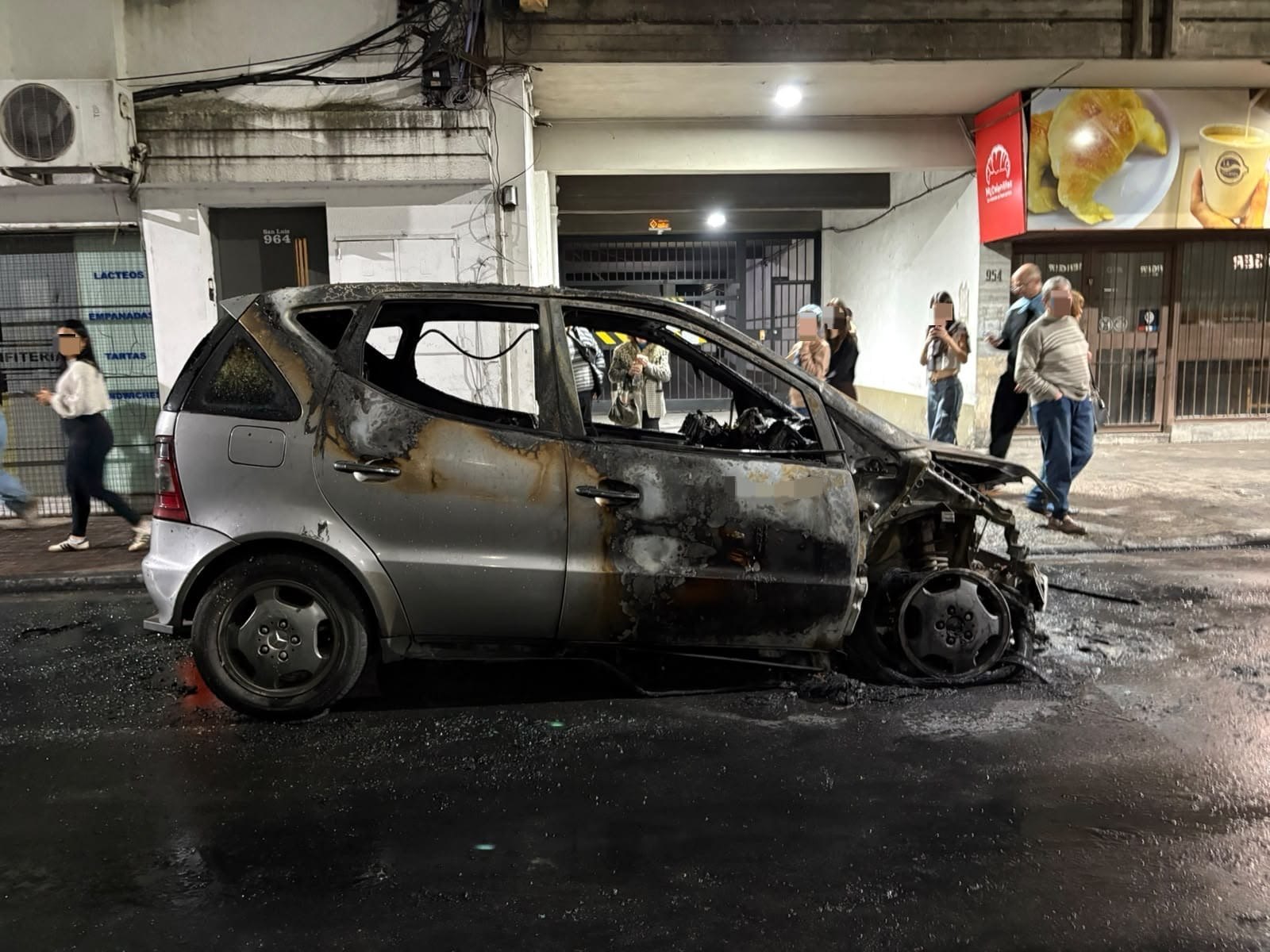 El automóvil incendiado en la esquina de San Martín y San Luis, en el centro de Rosario