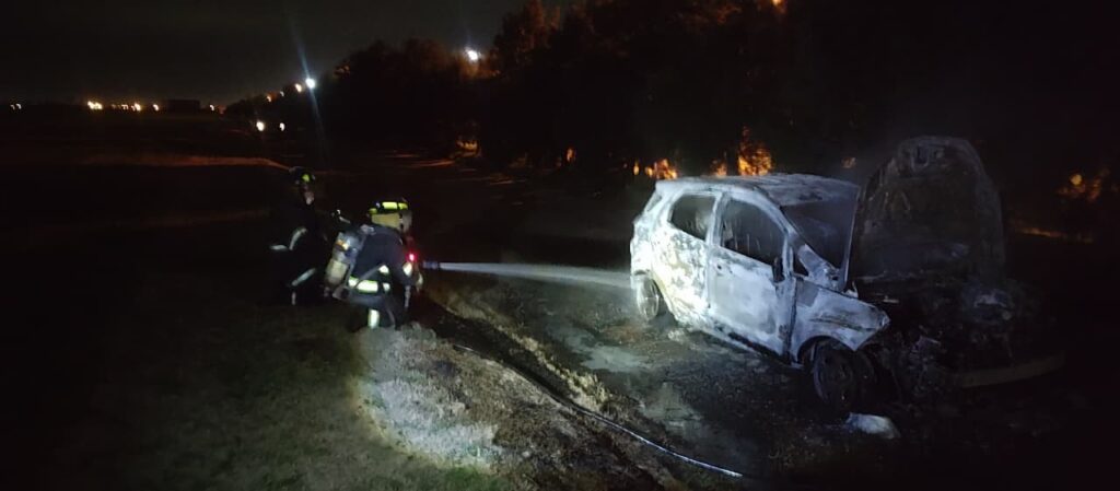 Bomberos Voluntarios de Funes extinguen el incendio de una camioneta