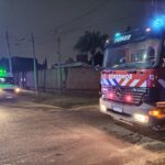 Incendio en Funes: evacuaron a una familia de seis personas en Las Nueces al 1900 Una autobomba de Bomberos Voluntarios de Funes y una ambulancia del Sies frente a la vivienda incendiada, de noche
