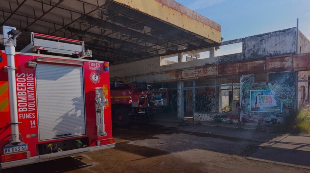 Incendio en Funes: autobomba de los Bomberos Voluntarios frente a la vieja estación de servicio de Ruta 9