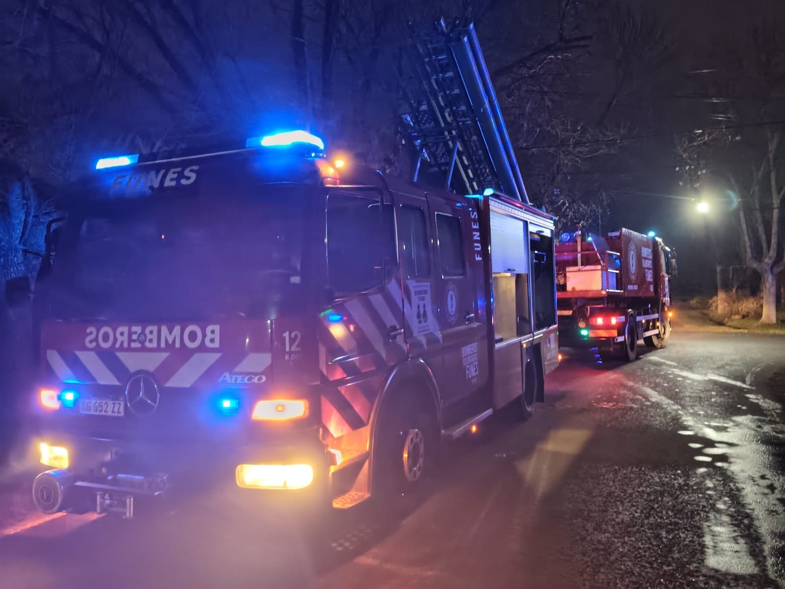Dos unidades de Bomberos Voluntarios de Funes con las balizas encendidas en la cuadra del incendio