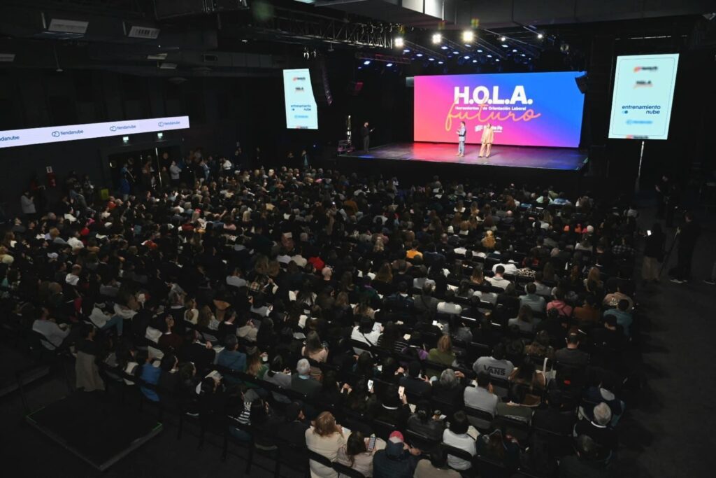 Auditorio colmado durante una jornada de capacitación laboral organizada por la Provincia