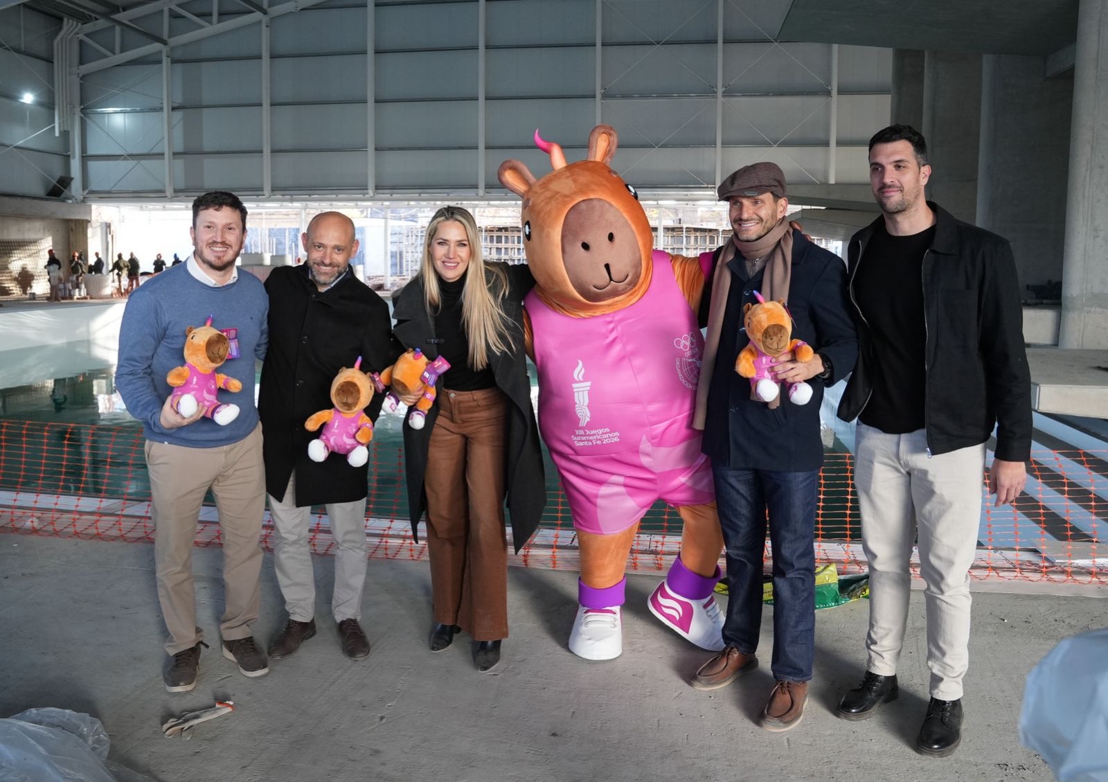 Autoridades con la mascota de los Juegos Suramericanos en Rosario