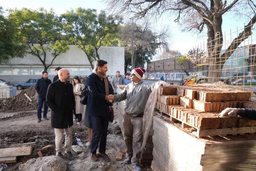 El gobernador Pullaro supervisa las obras de los Juegos Suramericanos en Rosario y saluda a un trabajador