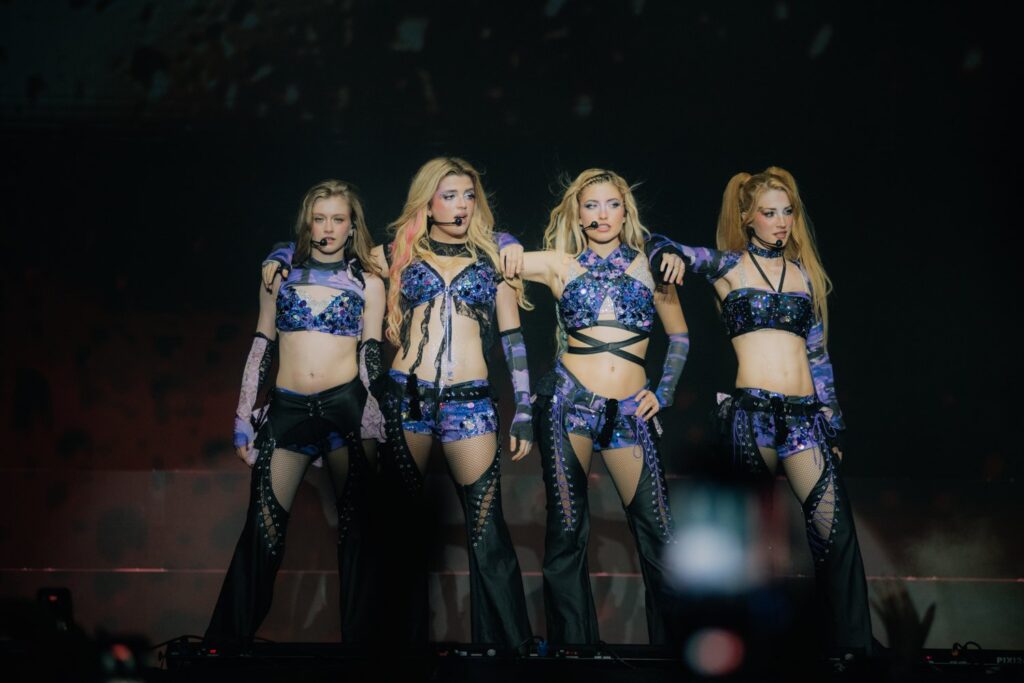 Las integrantes de K4OS sobre el escenario del Metropolitano de Rosario, con luces violetas