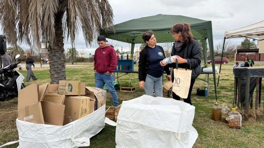 Vecinos entregan reciclables en una nueva edición de La Reci en Roldán
