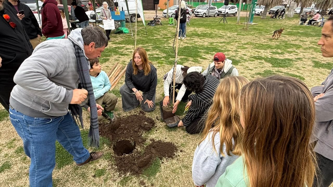 Vecinos plantan árboles de especies nativas durante La Reci en Roldán