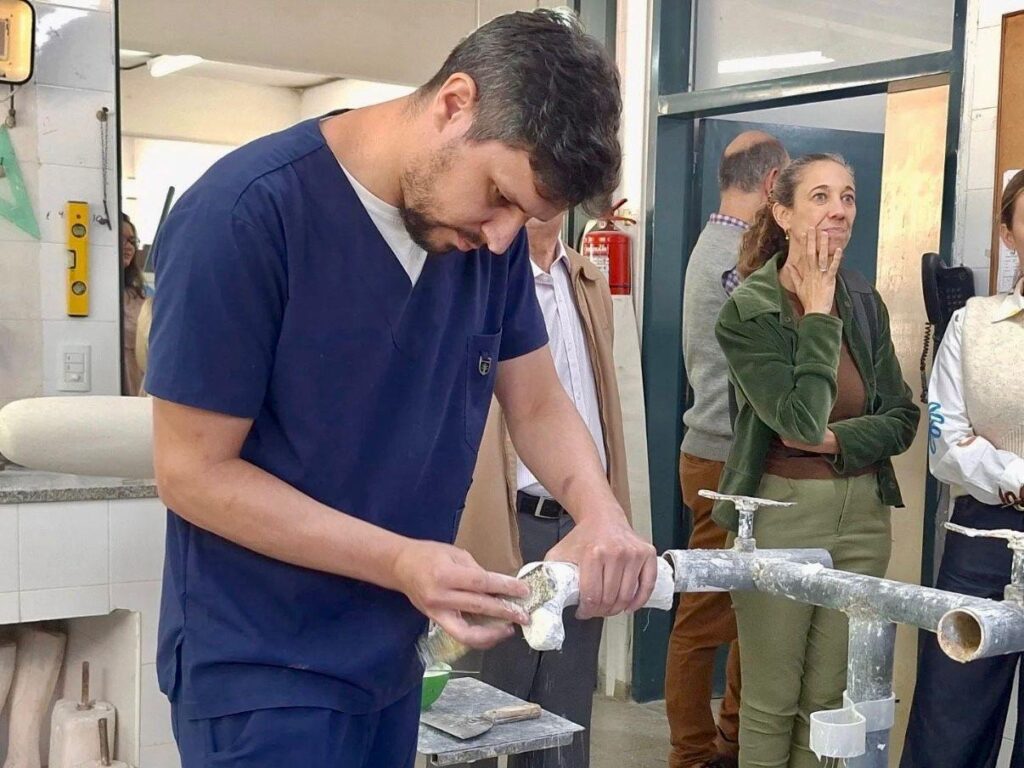 Un técnico trabaja en la elaboración de una prótesis en el Laboratorio de Prótesis y Órtesis del ILAR de Rosario