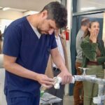 Un técnico trabaja en la elaboración de una prótesis en el Laboratorio de Prótesis y Órtesis del ILAR de Rosario