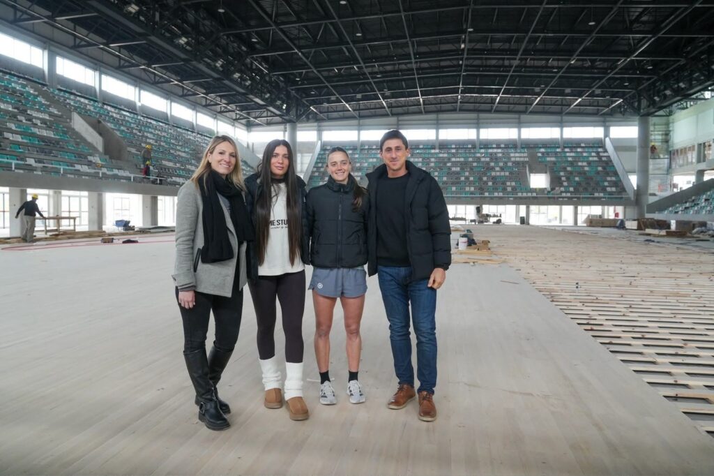 Agustina Albertario y Stefania Antoniazzi durante la recorrida por las obras de los Juegos Suramericanos en Santa Fe